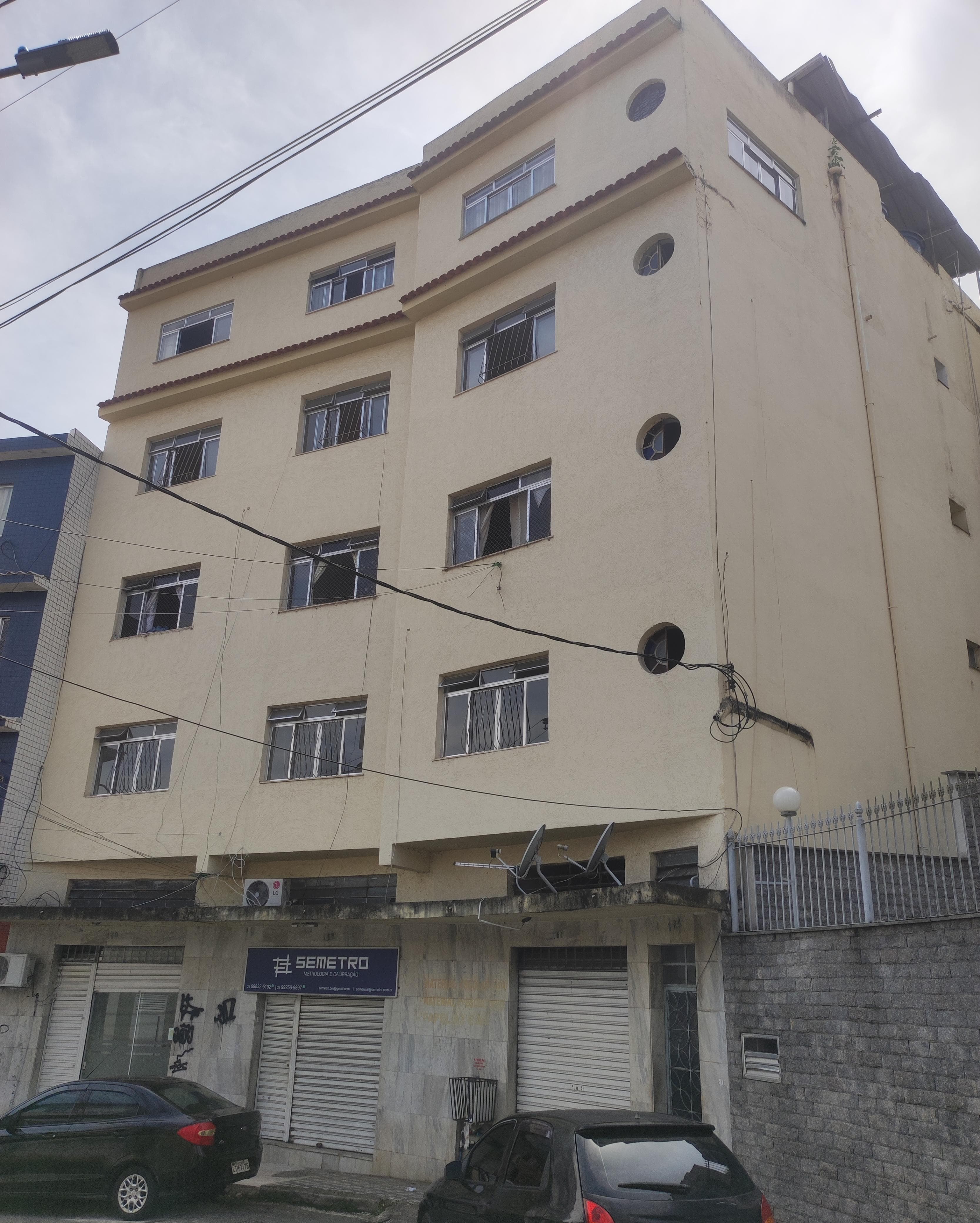 UM APARTAMENTO POR ANDAR