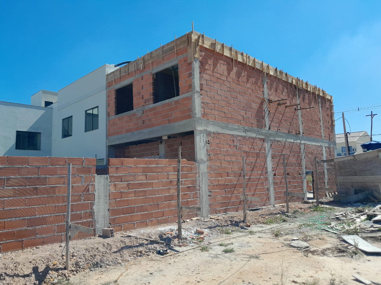 CASA COM QUINTAL NO JD ALVORADA 