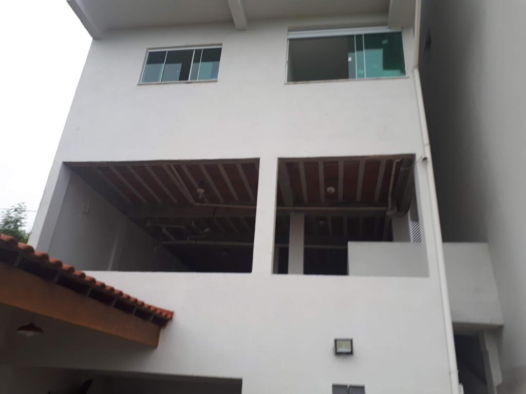 CASA COM SALÃO DE FESTA